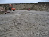 Erstellen des Planums sowie Verlegen der PVC-Rohre für die Gülle.