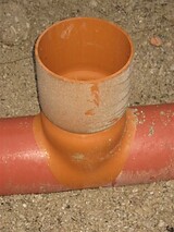 Die mit Quarzsand beschichteten Rohre sorgen für einen fugenfreien und dichten Anschluß der Rohre an den Beton des Güllekanals.