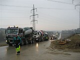 Kolonne der LKW mit Mischbeton.