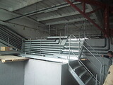 Die Vorlagerungsbehälter der Anlage aus Beton mit den erforderlichen Rohrleitungen und Bediengängen