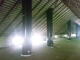 Dachraum des Stalles mit PU-Lüftungsrohren.