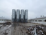 Silos bei den einzelnen Fütterungszentralen erhalten weitere Komponenten welche der Basismischung stallbezogen hinzudosiert werden.