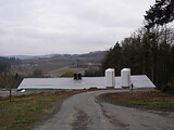 Ansicht des Maststalles mit Futtersilos.