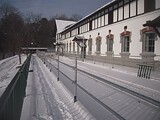 Außenliegender Treibgang zum Schutz der historischen Fassade.